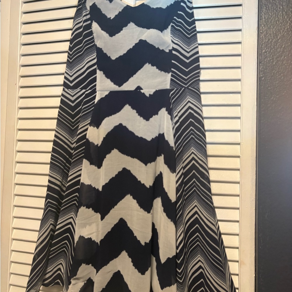 bebe Monochrome Zigzag Midi Dress